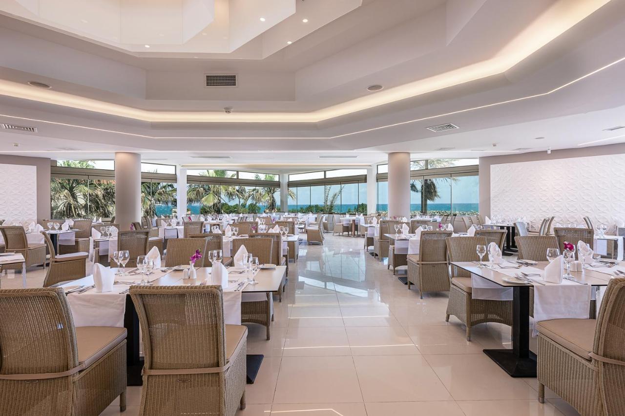 ポルト プラタニアス ビーチ リゾート&スパ Platanés エクステリア 写真 The restaurant at the hotel