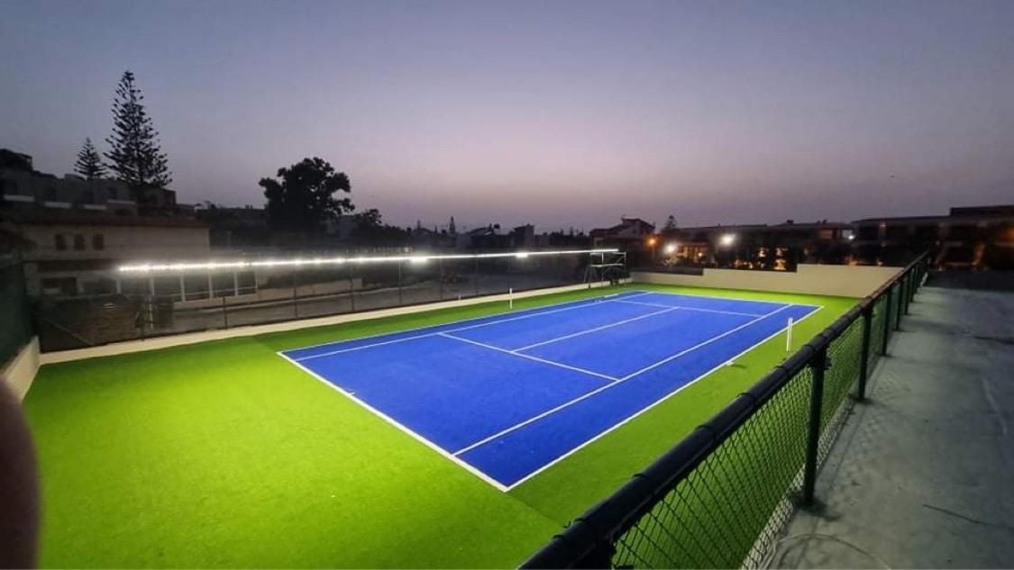 ポルト プラタニアス ビーチ リゾート&スパ Platanés エクステリア 写真 Tennis court at the club