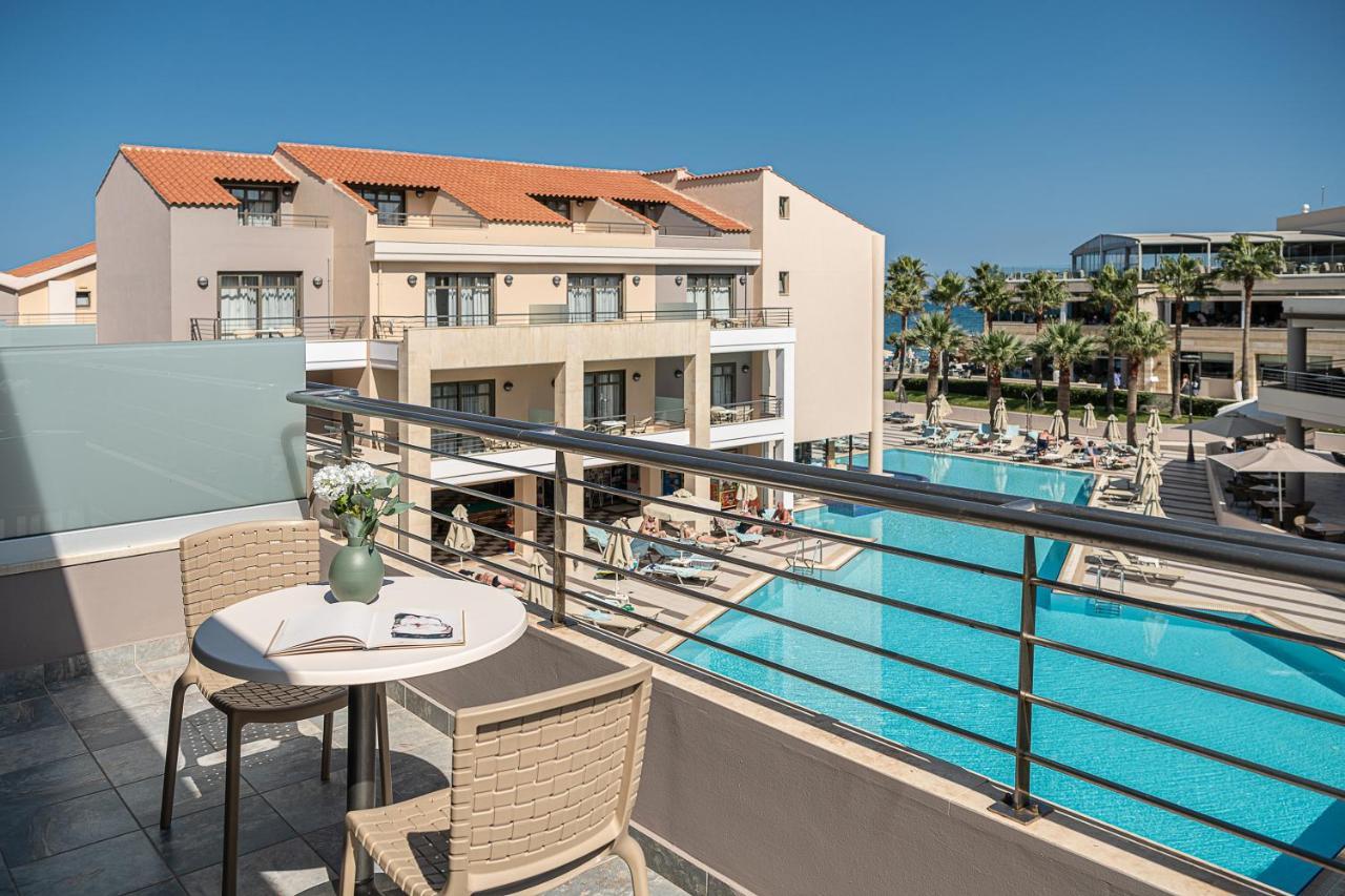 ポルト プラタニアス ビーチ リゾート&スパ Platanés エクステリア 写真 A view of the pool at the hotel