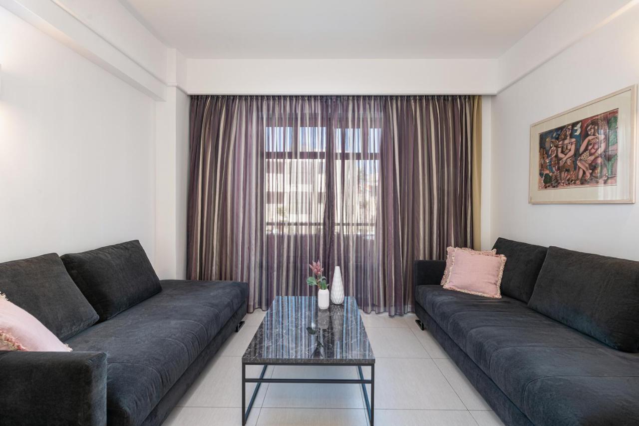 ポルト プラタニアス ビーチ リゾート&スパ Platanés エクステリア 写真 A living room with a curtain