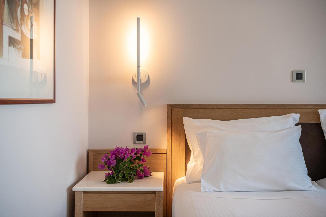 ポルト プラタニアス ビーチ リゾート&スパ Platanés エクステリア 写真 A wall light