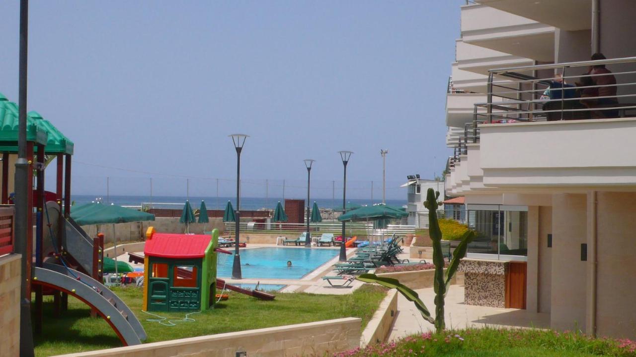 ポルト プラタニアス ビーチ リゾート&スパ Platanés エクステリア 写真 A view of the beach