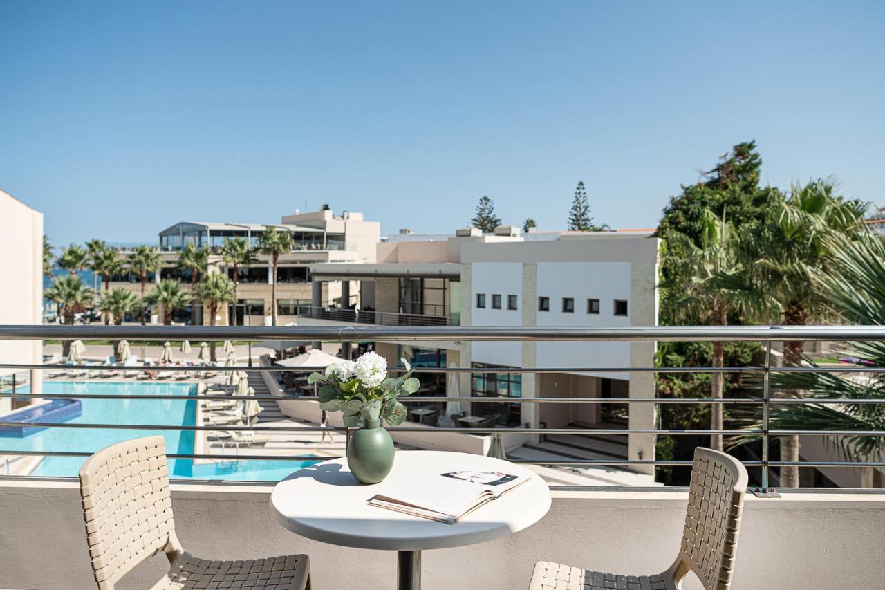 ポルト プラタニアス ビーチ リゾート&スパ Platanés エクステリア 写真 The hotel's pool