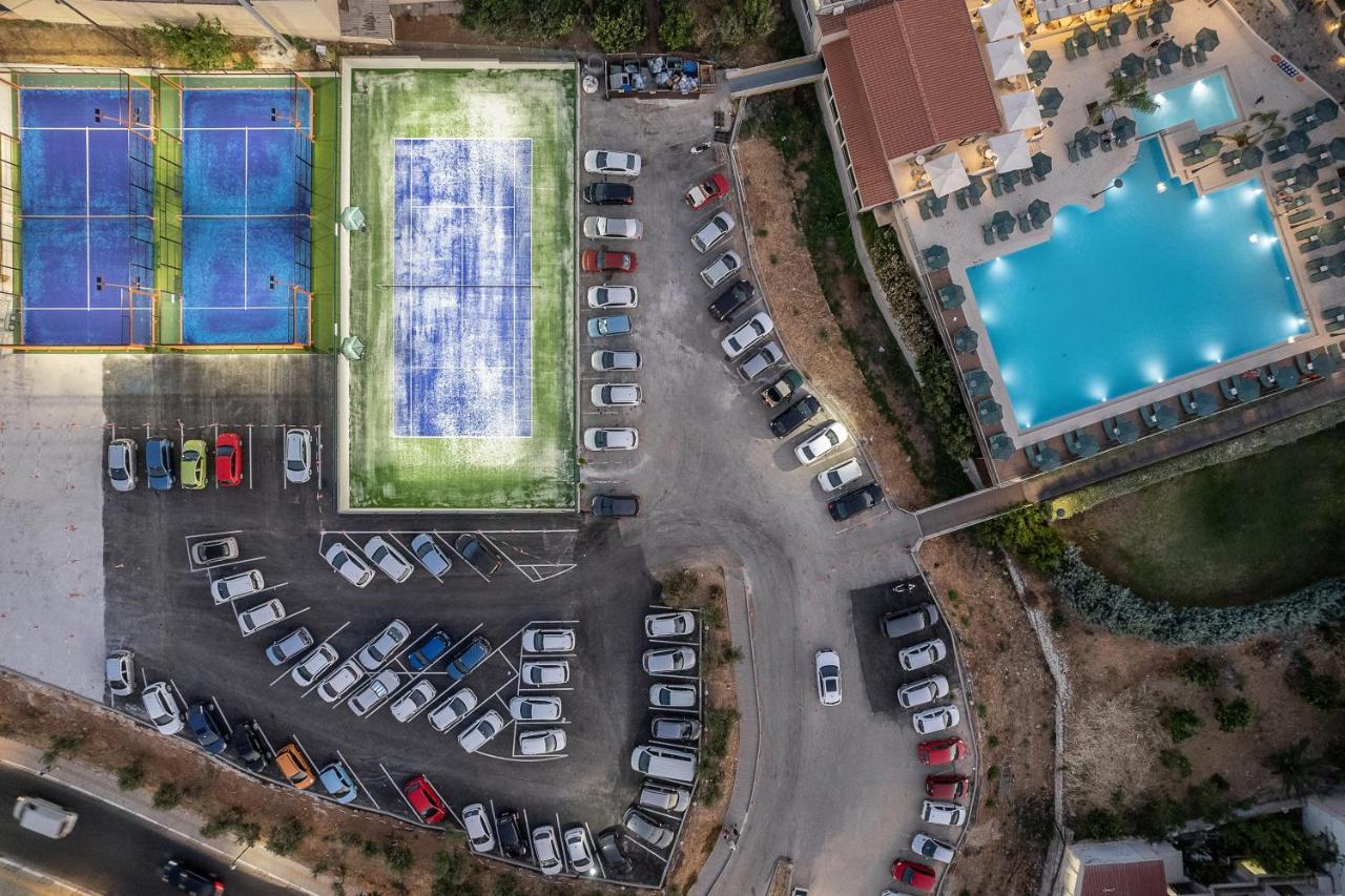 ポルト プラタニアス ビーチ リゾート&スパ Platanés エクステリア 写真 Aerial view of the tennis courts