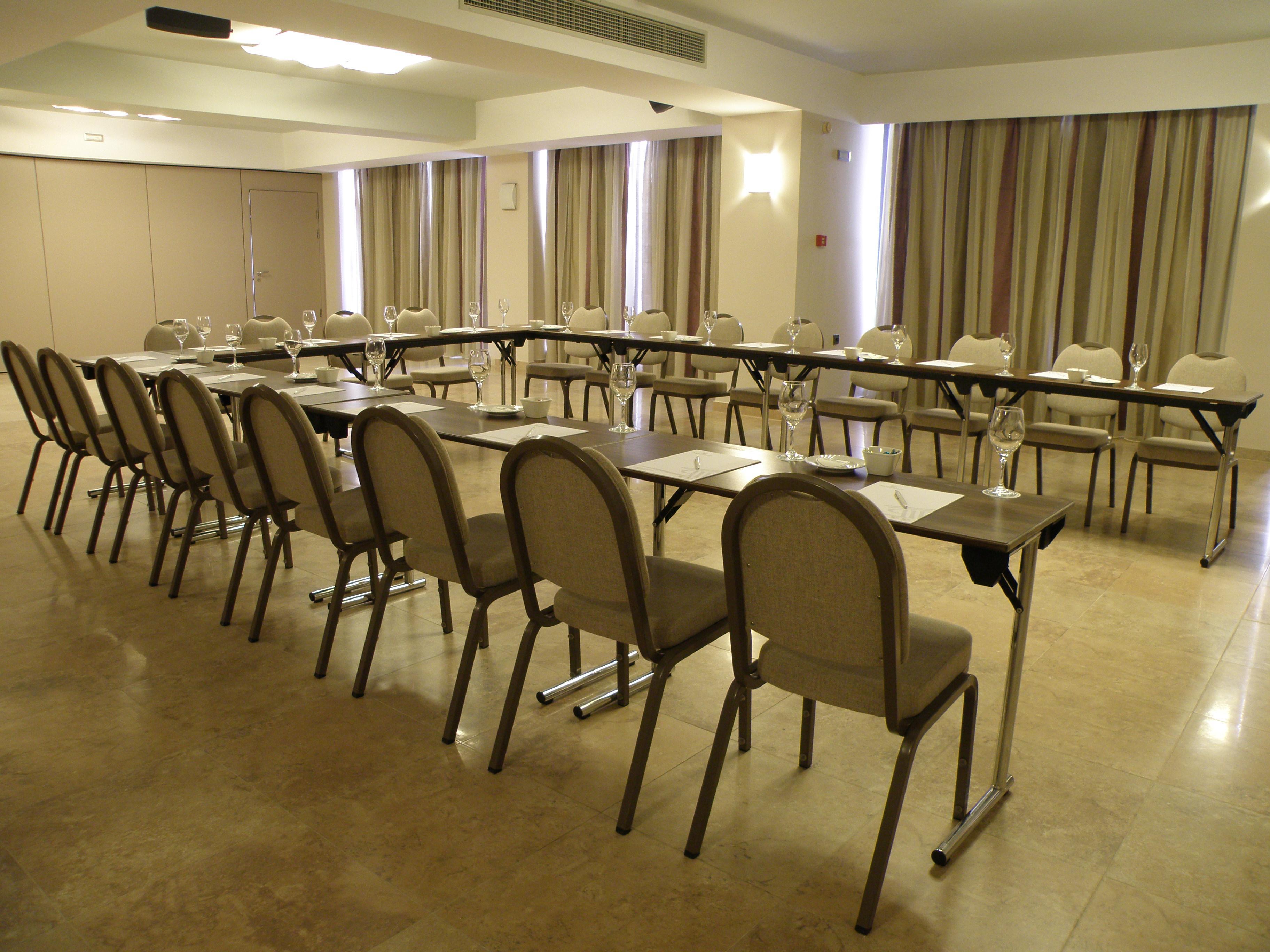 ポルト プラタニアス ビーチ リゾート&スパ Platanés エクステリア 写真 A meeting room