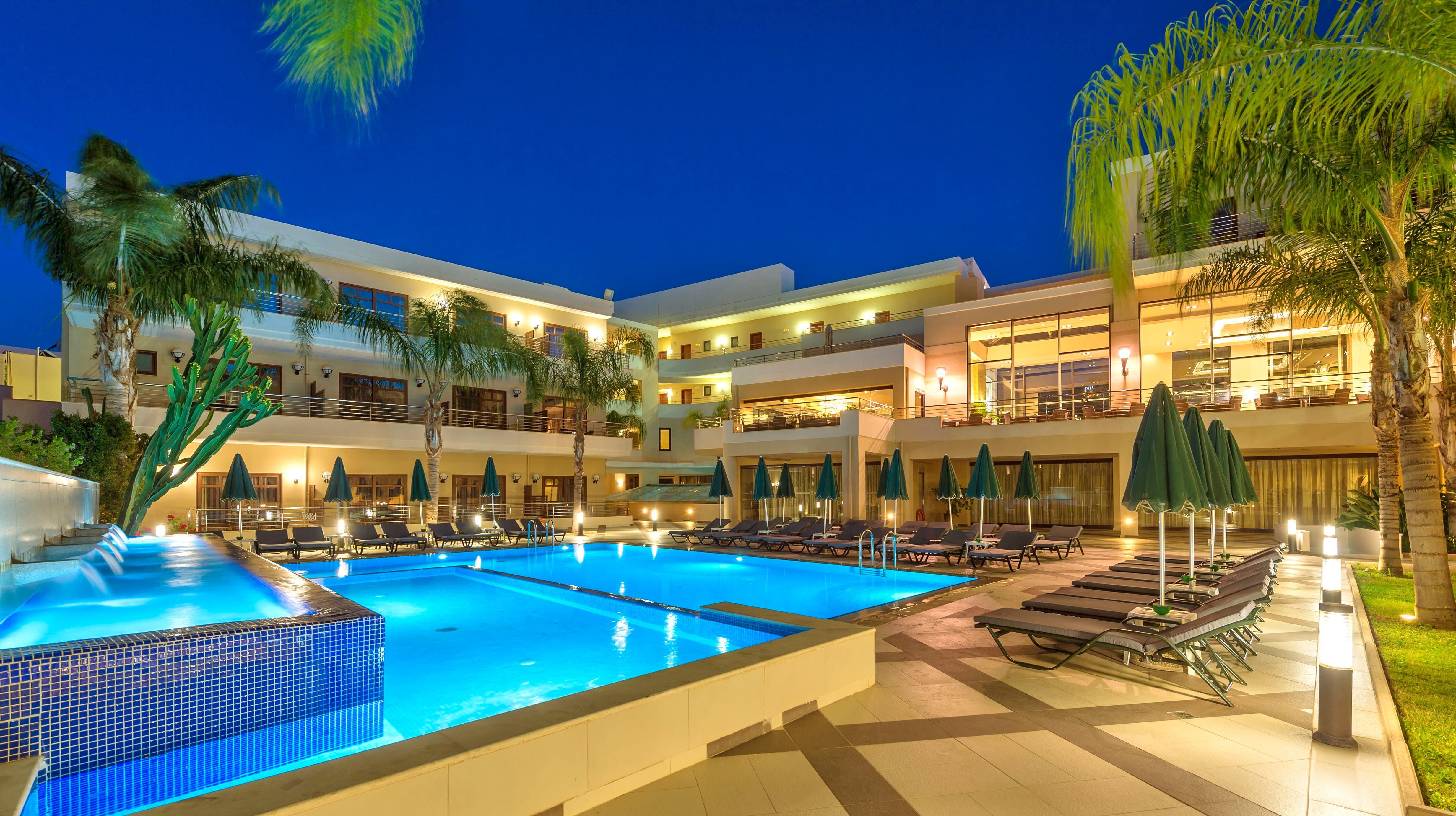 ポルト プラタニアス ビーチ リゾート&スパ Platanés エクステリア 写真 The hotel's main pool