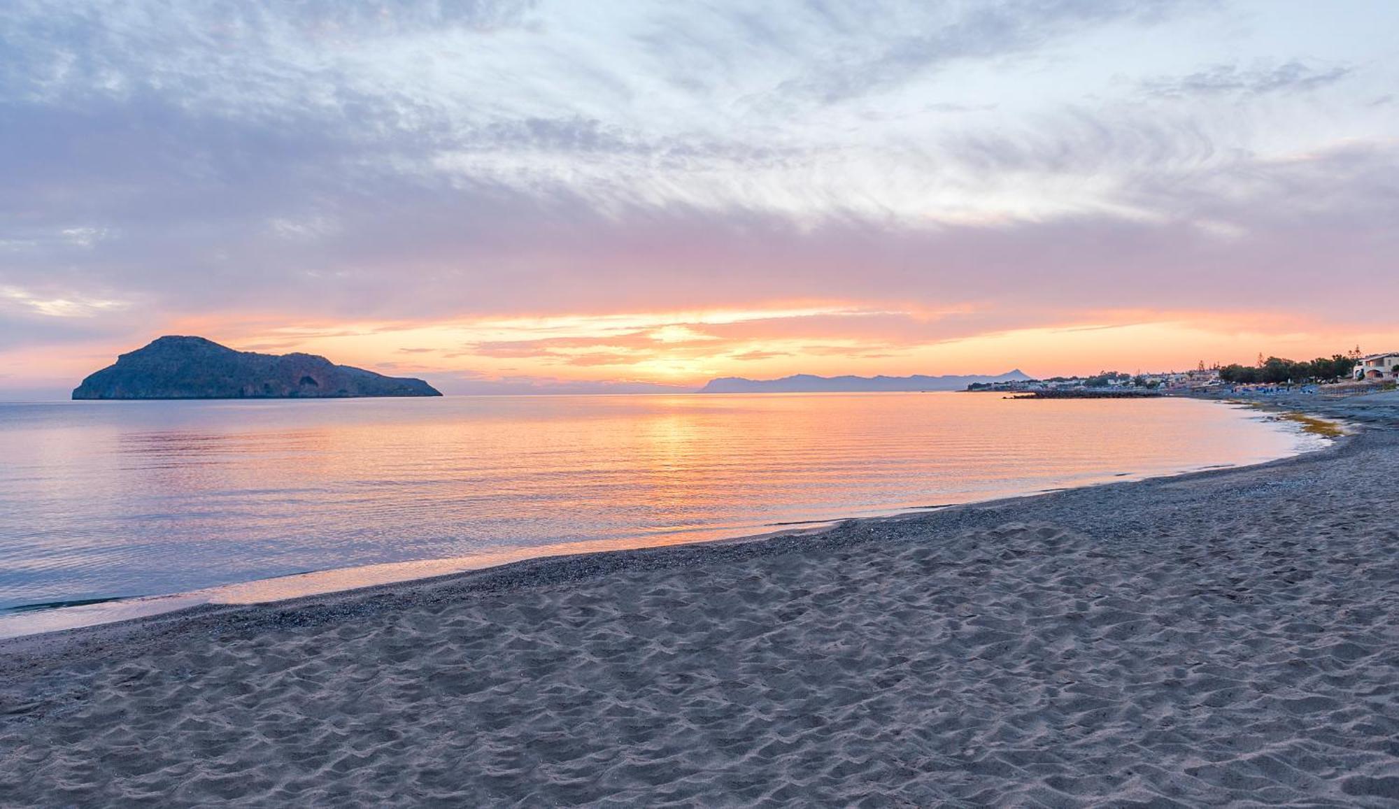 ポルト プラタニアス ビーチ リゾート&スパ Platanés エクステリア 写真 Sunset at the beach
