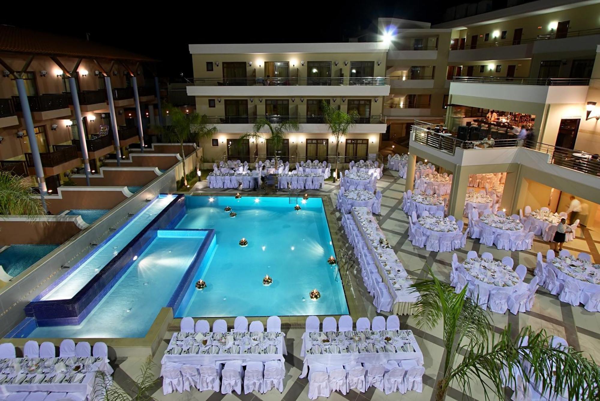 ポルト プラタニアス ビーチ リゾート&スパ Platanés エクステリア 写真 The pool at the hotel